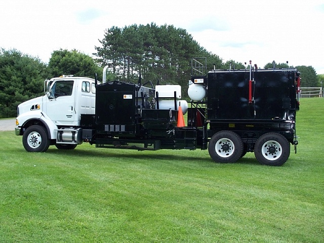 Термос-бункер для горячего асфальта на базе грузовика RC8-T - 8 тонн для горячего асфальта